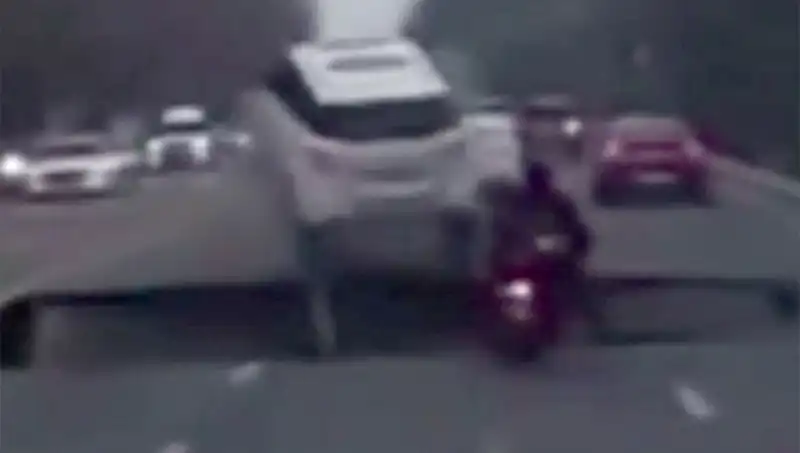 Güney Kore Otoyolunda Oluşan Dev Çukur Motosikleti Yuttu: Kazanın Ardındaki Sebepler