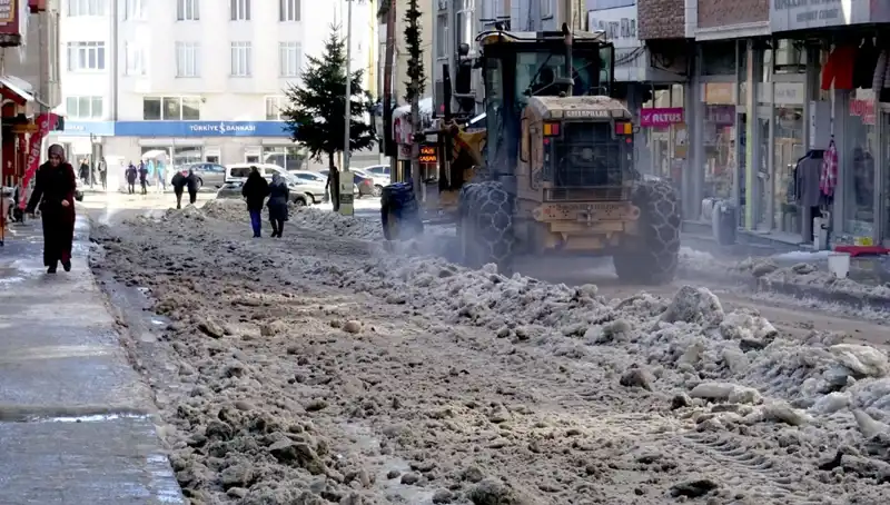 Sarıkamış’ta Kış Hazırlıkları: Kar ve Buz Temizliği Başladı!