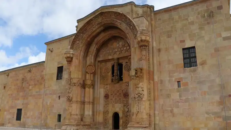 Divriği Ulu Camii ve Darüşşifası: Ziyaretçi Akınında Tarih ve Kültür Buluşması