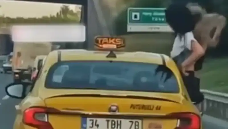TEM Otoyolu’nda Şok Edici Anlar: Taksinin Camından Sarkan Yolcular!