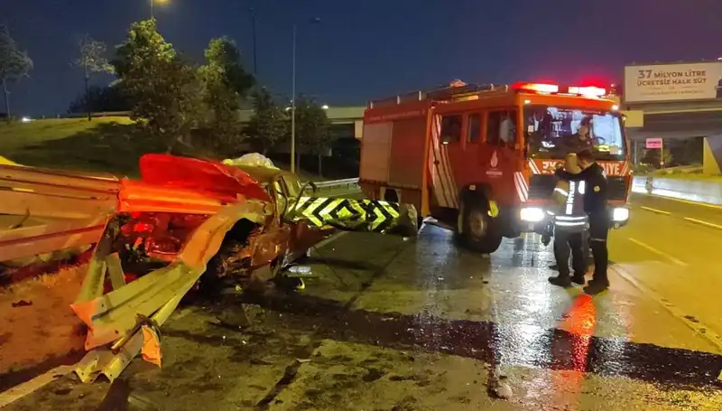 Bariyerin Dehşet Verici Saplanışı: Otomobil Kazası Sürücüyü Ağır Yaraladı