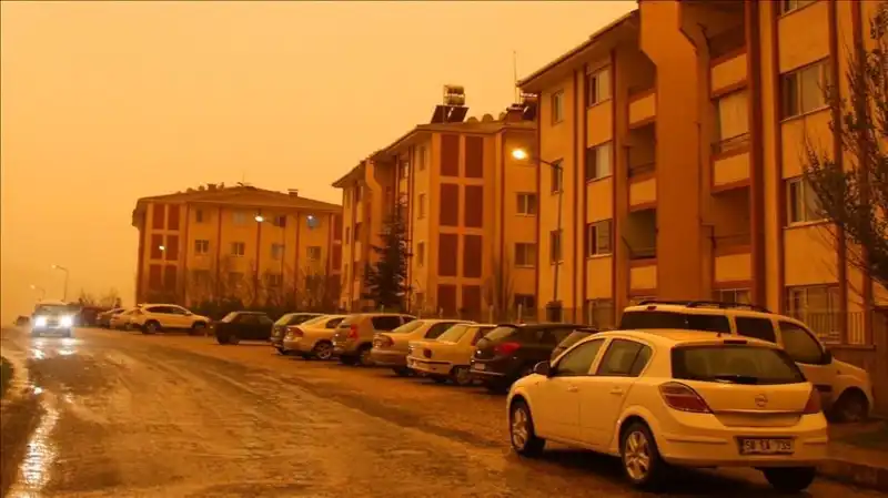 Çöl Tozu ve Sağanak Yağışlar Bir Araya Geliyor: Meteoroloji’den Kritik Uyarı!
