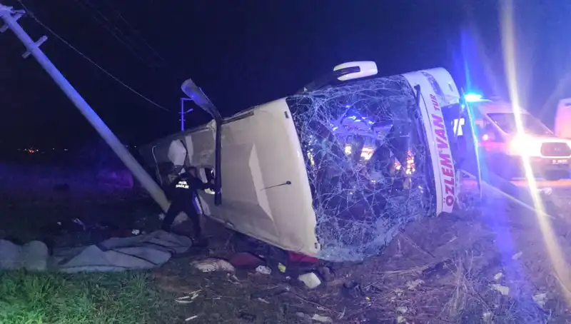 Van'da Yolcu Otobüsünün Devrilmesi: 28 Kişi Yaralandı