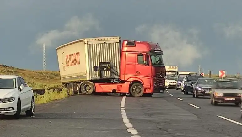 Uzun TIR Kuyrukları: Kapalı Yolda Kayıt Problemi Yaşanıyor