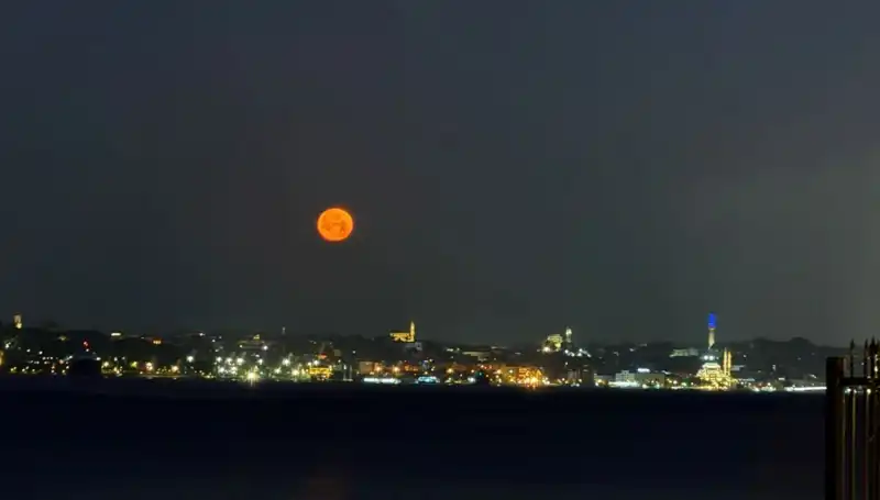 Çilek Dolunayı İstanbul'u Kapladı: Büyüleyici Manzaralar Gökyüzünde Dans Ediyor!