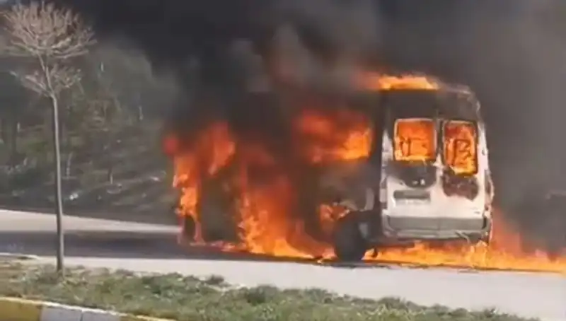Havalimanı Çalışanlarını Taşıyan Servis Araçları Alev Alev Yandı