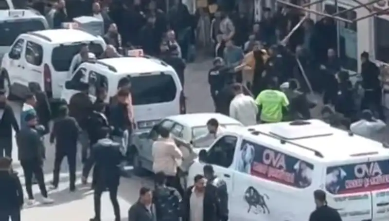 Erciş'te Taşlı Sopalı Kavga: Bir Gözaltı Operasyonu ve Sonrası