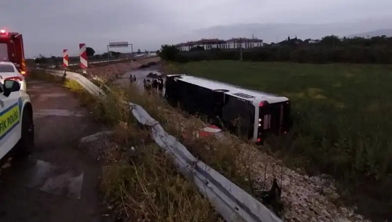 Manisa'da Yolcu Otobüsü Kaza Yaptı: Yaralı Sayısı Artıyor!