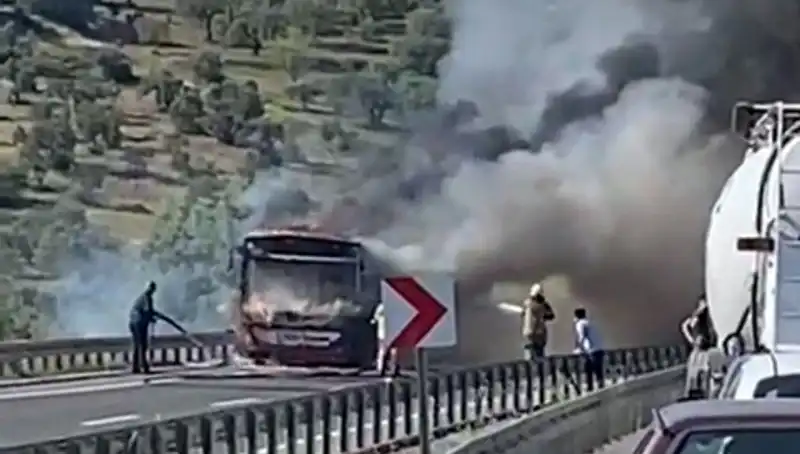 İzmir'de Belediye Otobüsü Yangını: Yolcular Güvenlik İçin Tahliye Edildi