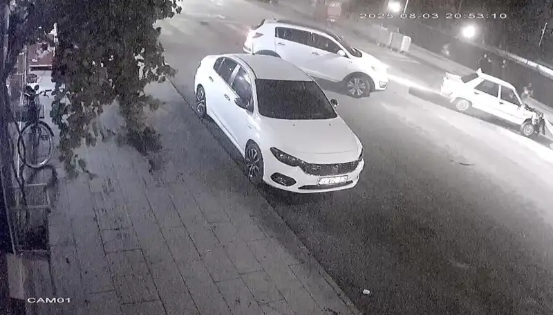 Yayalara Yol Vermek İsteyen Sürücü, Arkadan Gelen Araçla Kaza Geçirdi