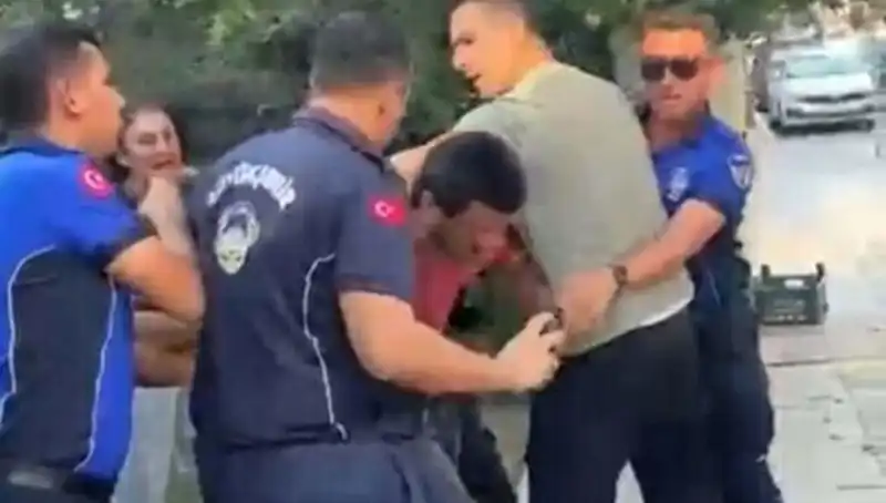 Seyyar Satıcıya Sokak Ortasında Zabıta Tarafından Yapılan Şok Dayak Olayı