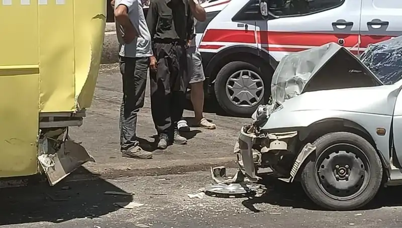 Halk Otobüsü ile Otomobil Çarpıştı: İki Yaralı Açıklamalara Geçiyoruz