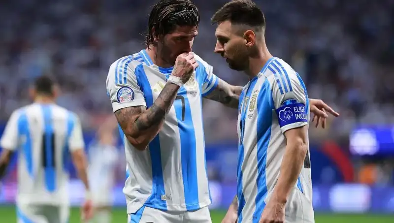 Messi ve de Paul Yeniden Buluştu: Futbolda Dostluk ve Dayanışma