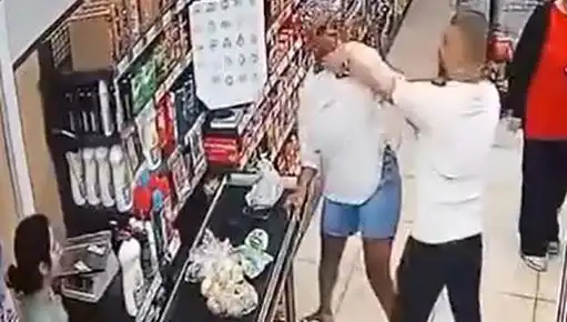 Markette sıra beklerken yaşanan korkunç saldırı, çocuğu şoka uğrattı