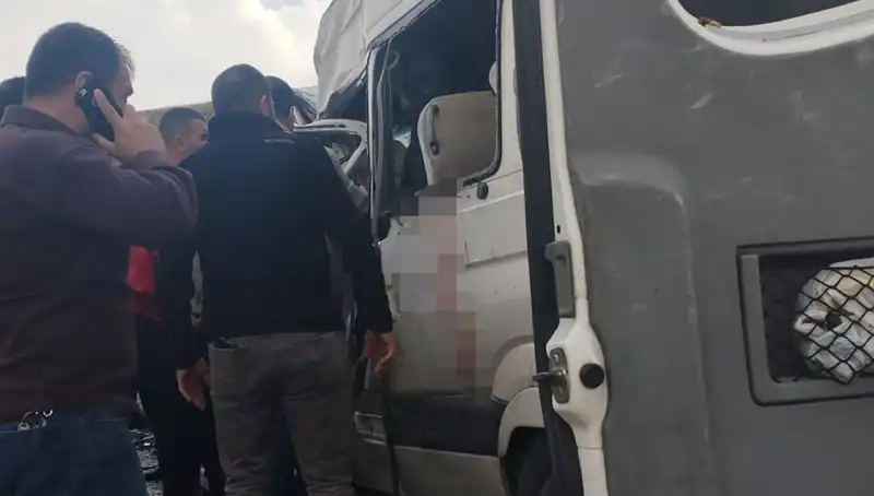 Van'da Minibüs ve Kamyonet Çarpıştı: Trajik Kazada 6 Ölü, 8 Yaralı