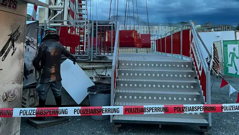 Salıncağın Tehlikeli Yolu: Reklam Direklerine Çarpma Anı Şoke Etti!