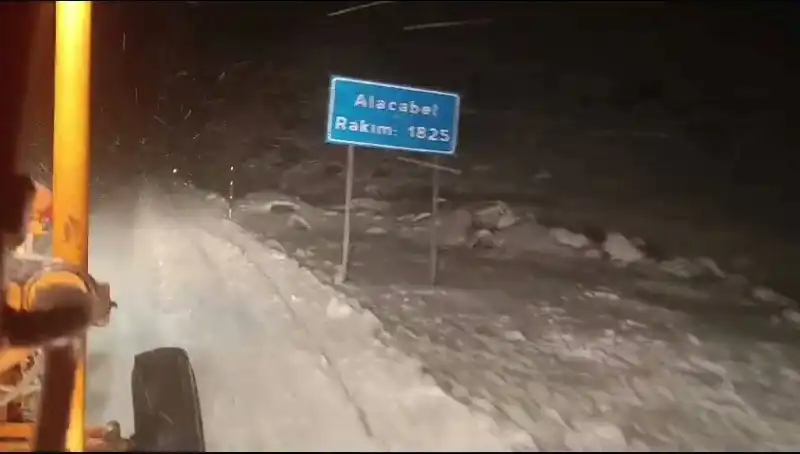 Antalya'da Beklenmedik Kar Sürprizi: Turizm Cenneti Bembeyaz Oldu