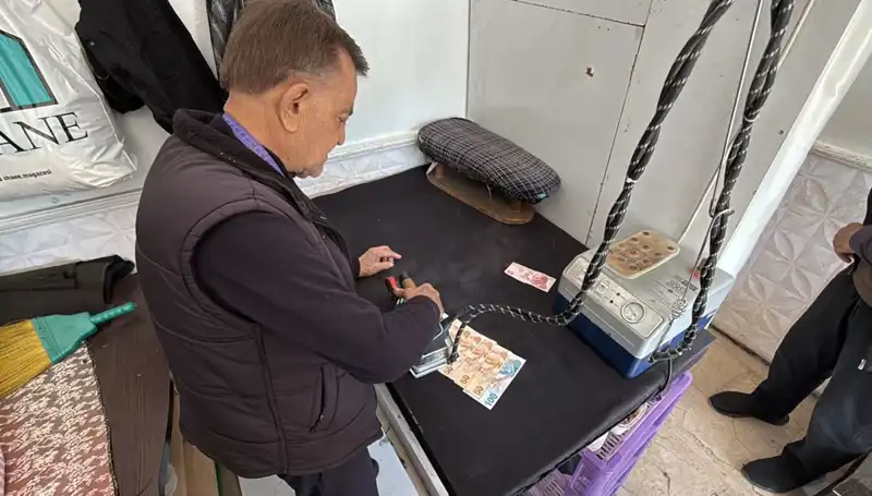 47 Yıllık Terzi Ahmet’tan Dikkat Çeken Geleneği: Tüm Paraları Ütülüyor