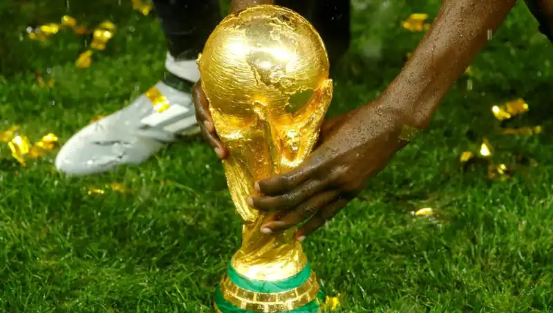 Bir Ülke Daha Dünya Kupası Biletini Aldı: Futbolseverleri Heyecan Sarıyor!