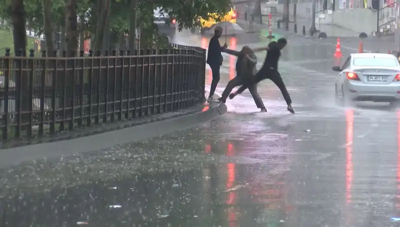 İstanbul ve İzmir İçin Meteorolojiden Turuncu Kodlu Uyarılar Geldi!