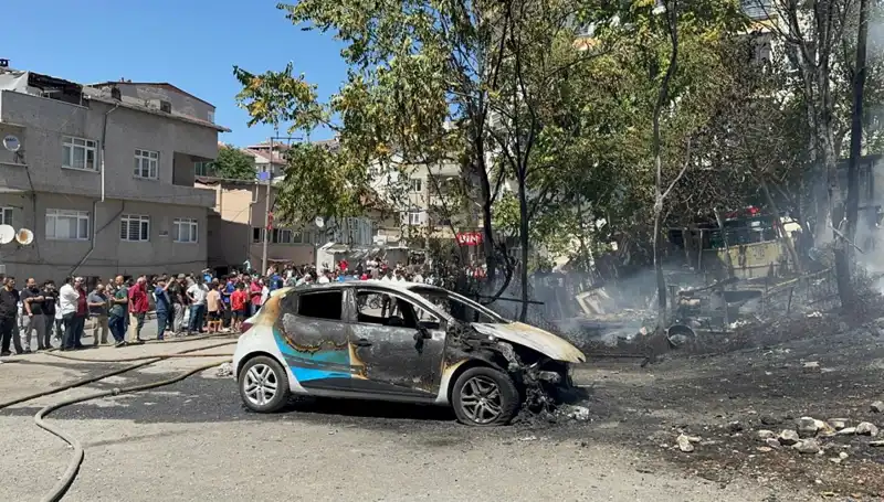 Gecekonduda Patlayan Yangın, Yangın Aracını da Alevlere Teslim Etti