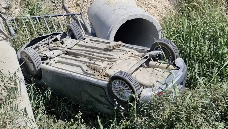 Pikapla Çarpışan Araç Su Kanalına Uçtu: 2 Kişi Yaralı