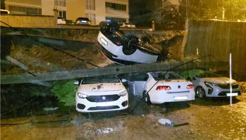 Duvar Çöktü, 4 Araç Kullanılamaz Hale Geldi: Olayın Detayları