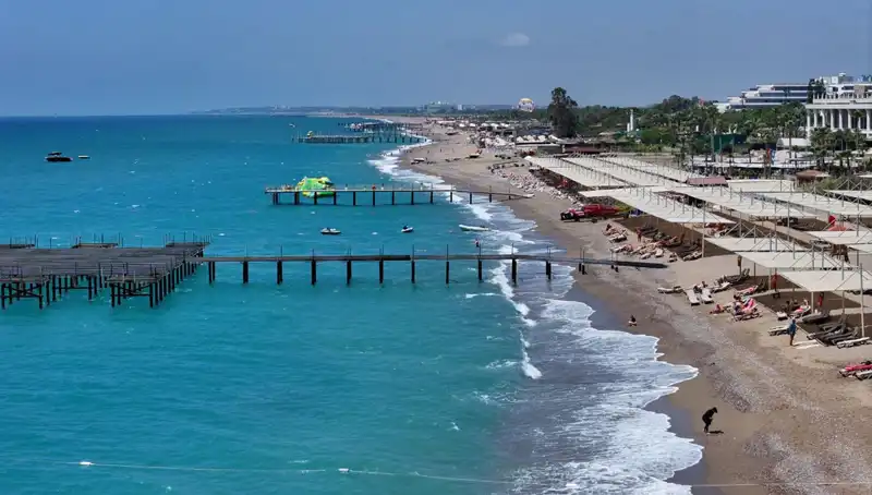 Antalya Sahillerinde Güneşli Hava: Yerli ve Yabancı Turist Akını