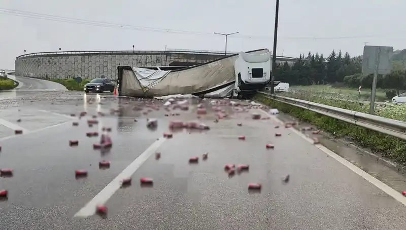 TIR Devrildi, Yolda Bambaşka Bir Manzara: İçkiler Saçıldı!